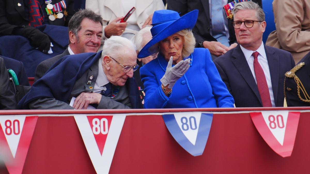 El primer ministro británico, Keir Starmer, junto a la reina Camila y un veterano, este lunes en el desfile por el 80 aniversario de la victoria en la Segunda Guerra Mundial.