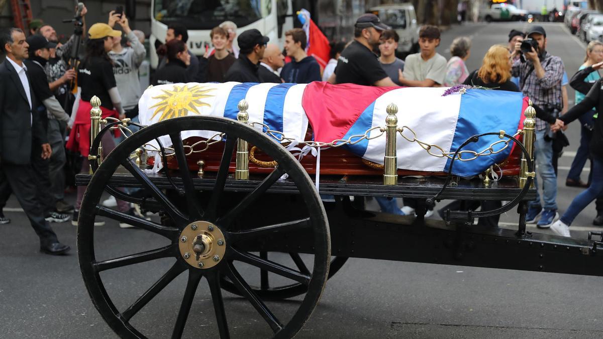 El cuerpo de José Mujica en el ataúd sobre una cureña de artillería y cubierto por las banderas de Uruguay y del Movimiento de Liberación Nacional-Tupamaros.
