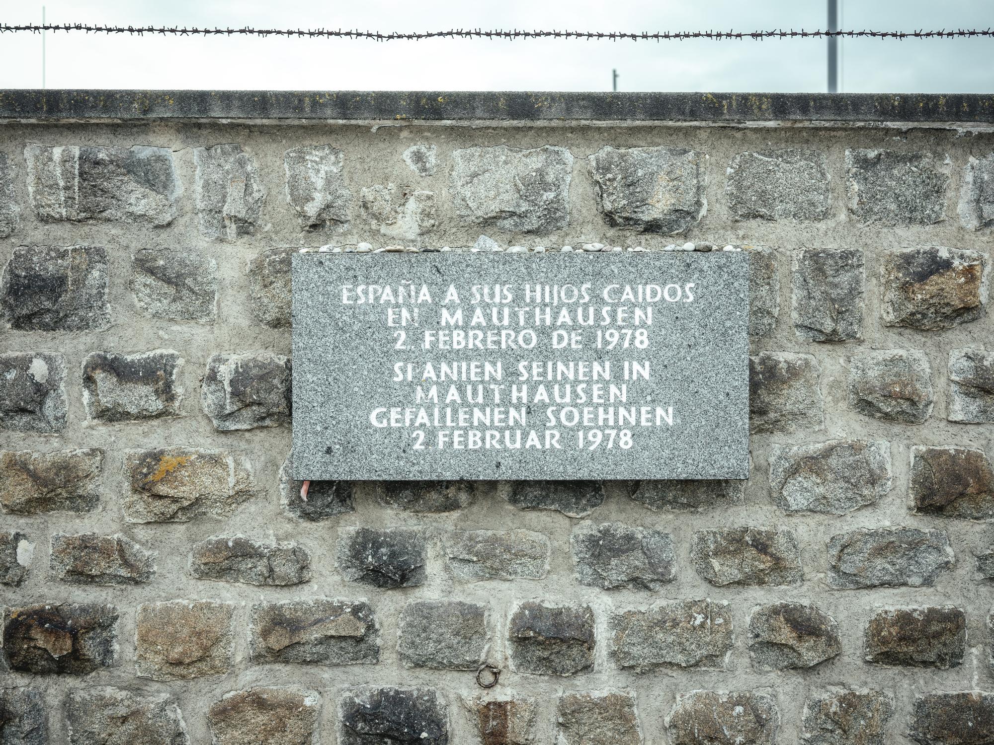Una placa conmemora el paso de los prisioneros españoles por el campo de concentración nazi de Mauthausen.