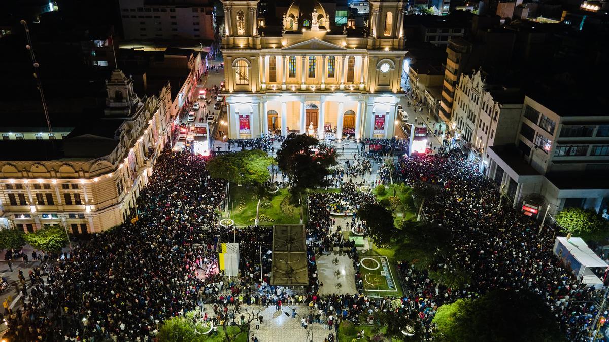 Miles de fieles se congregaron en el parque principal de Chiclayo el sábado para celebrar una misa en honor a Robert Prevost