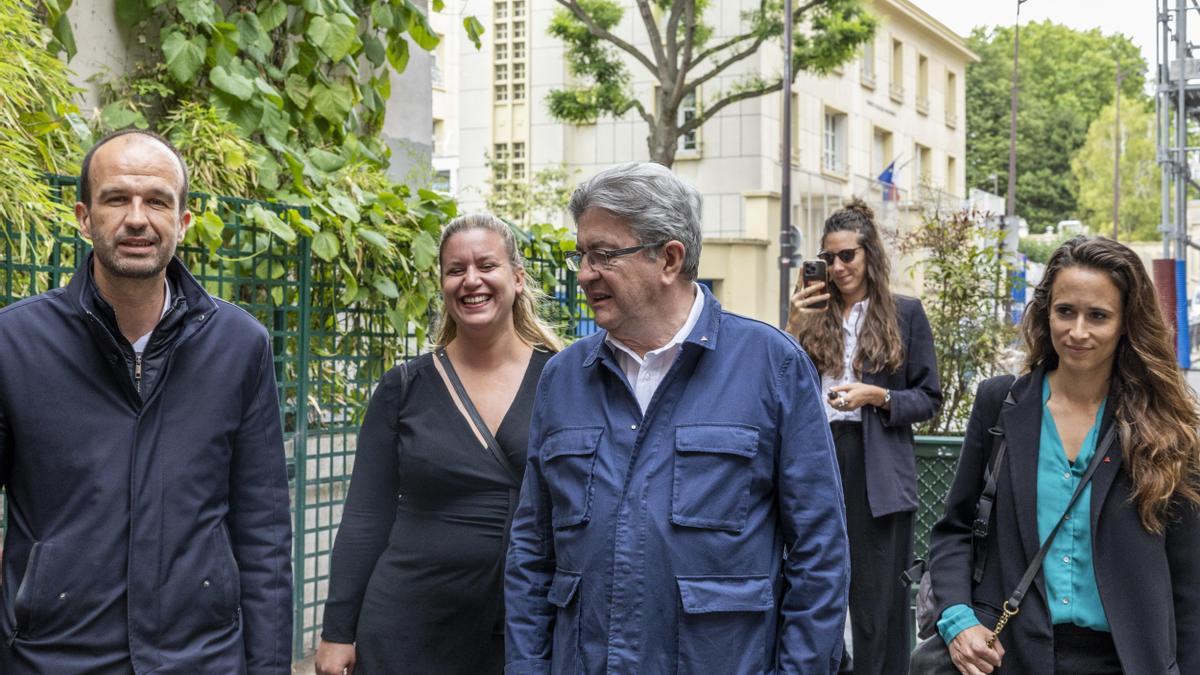 Clémence Guetté, a la derecha, junto al presidente de LFI Manuel Bompard, la diputada Matilde Panod y el fundador de LFI, Jean-Luc Mélenchon, el pasado julio.