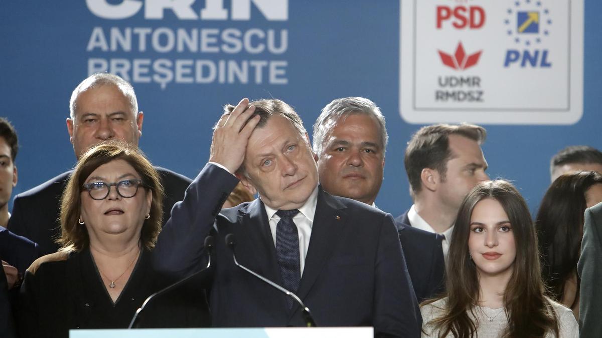 El candidato de la coalición oficialista Crin Antonescu ofrece declaraciones a los medios tras la publicación de las encuestas a pie de urna.
