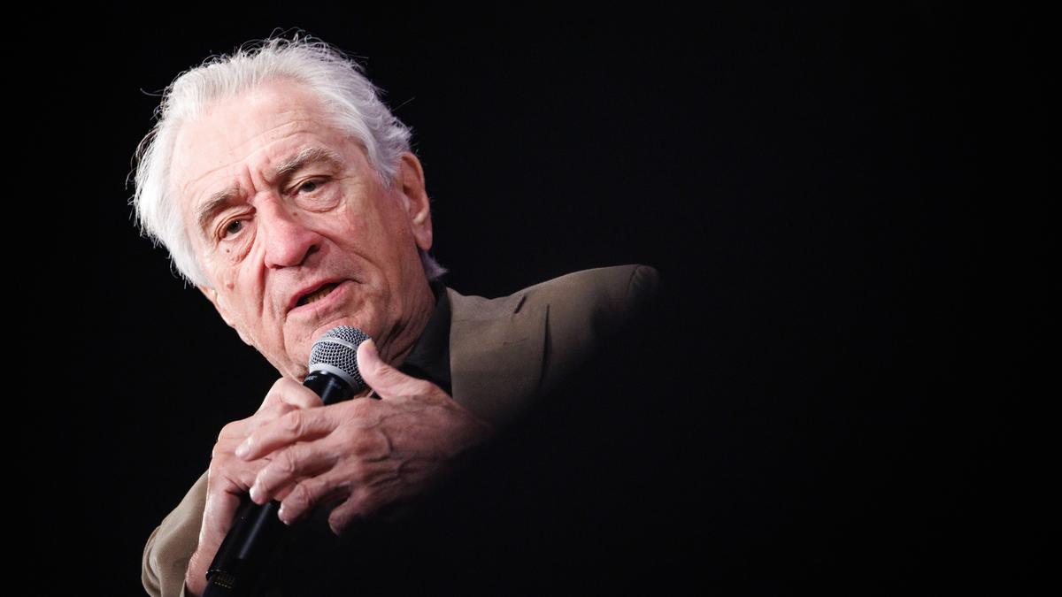 El actor estadounidense Robert De Niro habla mientras asiste a la charla 'Rendez-vous avec Robert de Niro' durante el 78º Festival de Cine de Cannes