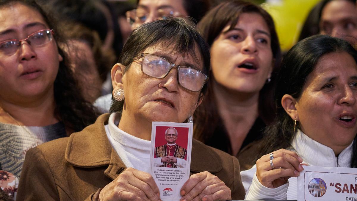 Feligreses acuden a la misa en la fachada de la catedral de Chiclayo para celebrar el nombramiento del Papa León XIV