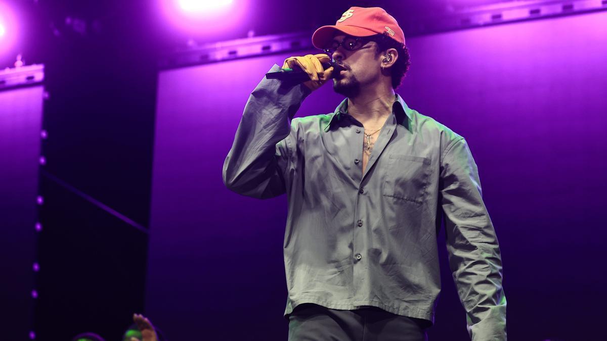 Bad Bunny anticipa dos posibles conciertos en España colocando dos sillas de plástico en Madrid y Barcelona