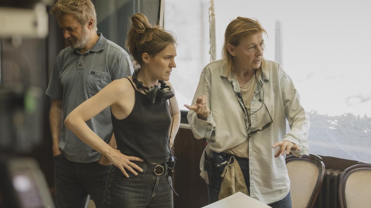 Carla Simón junto a Hélène Louvart y Tristán Ullóa en el rodaje de 'Romería'05A1261
