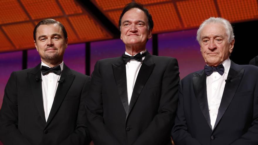 (De izquierda a derecha) Robert De Niro, Quentin Tarantino y Robert De Niro en el escenario durante la ceremonia de apertura del 78º Festival de Cine de Cannes, en Cannes, Francia, 13 de mayo de 2025. El festival de cine se celebra del 13 al 24 de mayo de 2025. (Cine, Francia) EFE/EPA/GUILLAUME HORCAJUELO