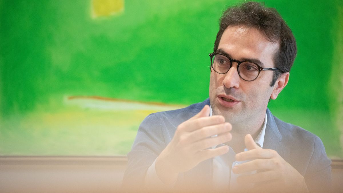 Carlos Cuerpo, ministro de Economía, en un momento de la entrevista con elDiario.es en el Ministerio.