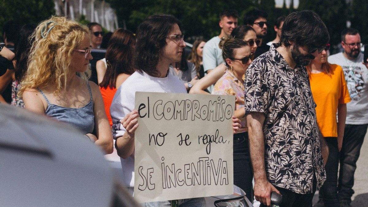 Concentración de trabajadores a las puertas de uno de los centros de MasterD en Zaragoza, este 6 de junio.