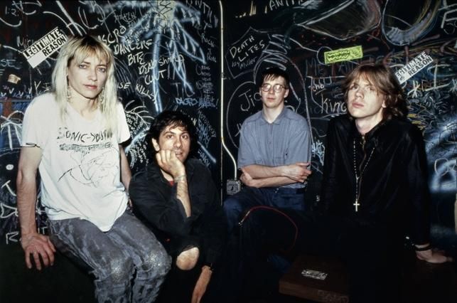 De izquierda a derecha, Kim Gordon, Lee Ranaldo, Steve Shelley y Thurston Moore en 1987 en el vestuario de City Gardens de Nueva Jersey.
