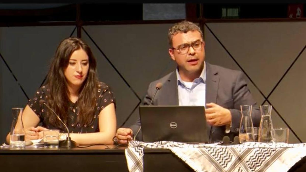 Munir Nuseibah, con una integrante de la Red Española de Solidaridad Contra la Ocupación de Palestina (RESCOP)