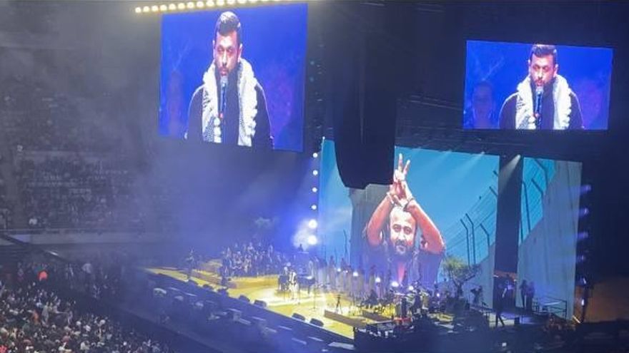 Arab Barghouti, en el concierto Act for Palestine, este jueves en Barcelona, ante 20.000 personas, con la foto icónica de su padre, Marwan Barghouti 